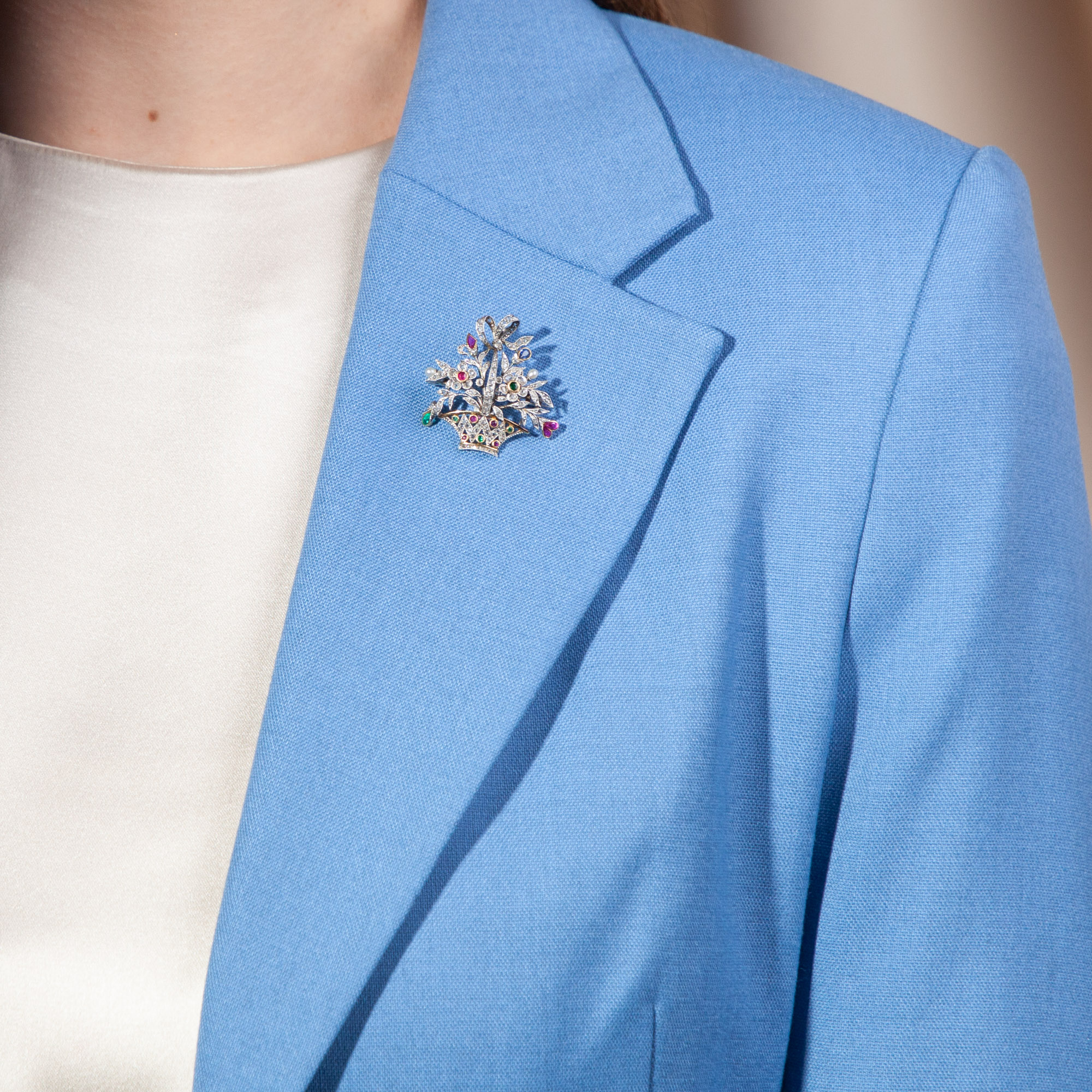 598120-hofer-antikschmuck-Prachtvoller-Anhaenger-und-Brosche-aus-Platin-mit-herrlichen-Edelsteinen-England-um-1910-Vom-Wachsen-und-Werden