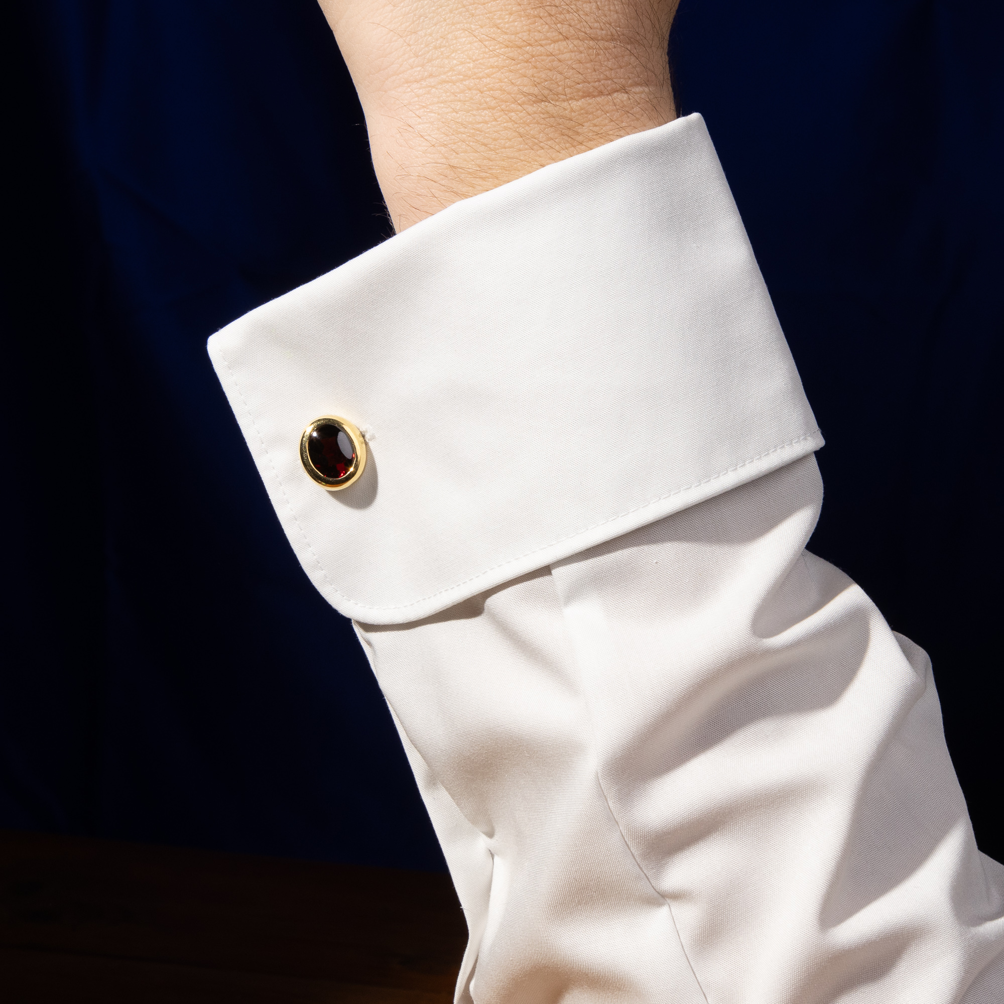 610805-hofer-antikschmuck-Vintage-Manschettenknoepfe-mit-Granaten-in-750er-Gold-Deutschland-um-2000-Tiefroter-Blickfang