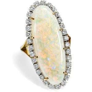 626506-hofer-antikschmuck-Eindrucksvoller-vintage-Ring-mit-Opal-und-Diamanten-in-Gold-und-Silber-um-1980-Im-Gegenlicht