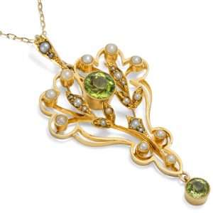626751-hofer-antikschmuck-Eleganter-Anhaenger-mit-Peridot-und-Perlen-in-Gold-Grossbritannien-um-1910-Fruehling-in-London_3