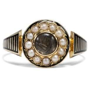 626972-hofer-antikschmuck-Viktorianischer-Trauerring-mit-geflochtenem-Haar-und-Perlen-in-Gold-London-um-1890-Zum-ewigen-Andenken_5