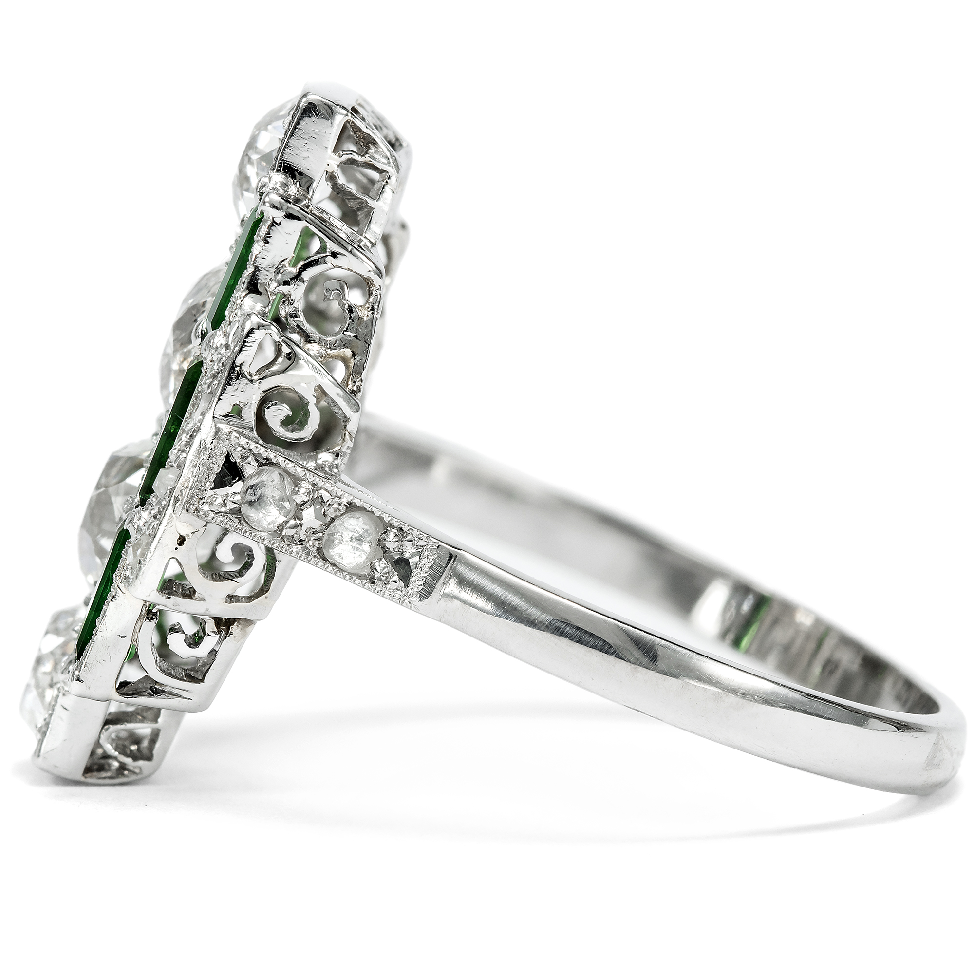 627112-hofer-antikschmuck-Ausdrucksstarker-Art-Deco-Ring-aus-Platin-mit-Diamanten-und-Turmalinen-um-1930-Turmaline-im-Takt-der-Zeit_1