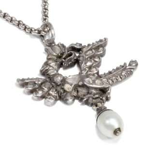 627786-hofer-antikschmuck-Ungewoehnlicher-Anhaenger-mit-Diamantrosen-und-Perle-2-Haelfte-19-Jh-Mysterioeser-Begleiter_1
